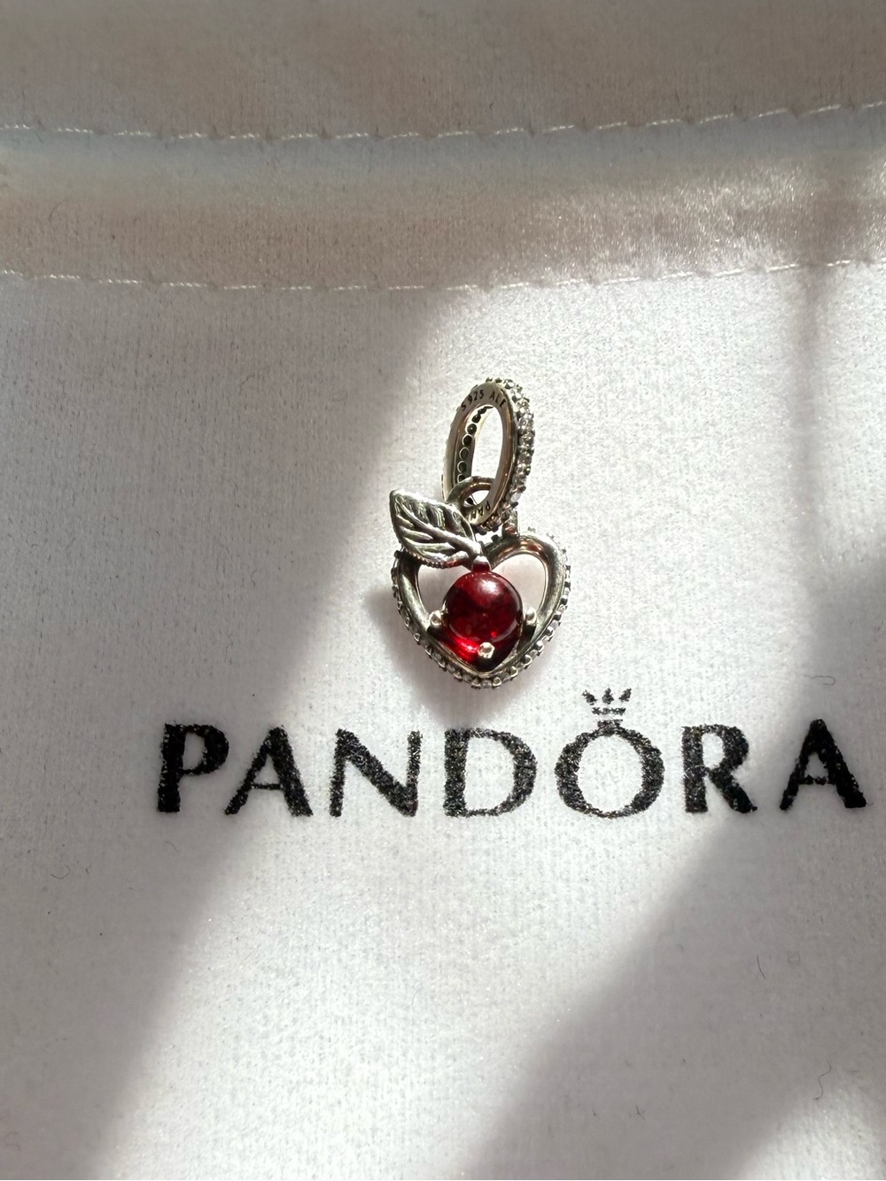 Pandora DISNEY SNOW WHITE POISON APPLE HEART SPARKLING PENDANT NEW WITHOUT BAG!
